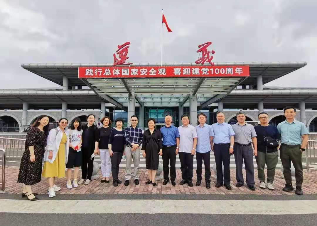 团结凝聚广大白衣教师以更加昂扬向上的